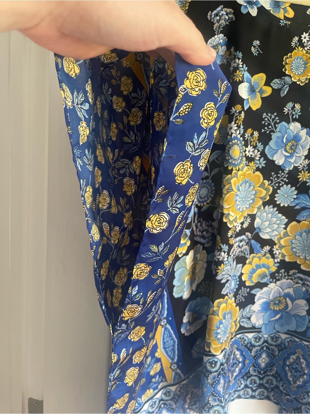 Susan Graver Black Floral Top with Blue & Yellow Blooms boho floral size plus 2X - Picture 2 of 4